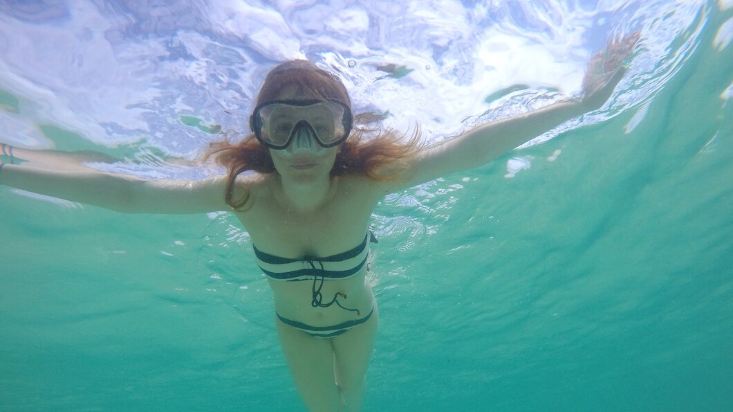 fille faisant du snorkeling